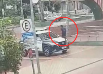 Câmeras de segurança registram homem entrando sozinho em viatura da PM ; veja