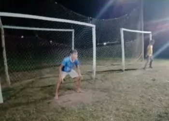 Garoto de 16 anos leva bolada no peito e morre; veja vídeo