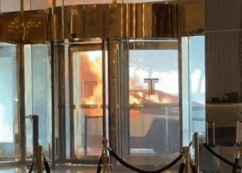 VÍDEO: Cybertruck pega fogo em frente ao Trump Hotel em Las Vegas