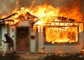 Incêndios em Los Angeles: Biden declara desastre de grandes proporções e envia aviões-tanque