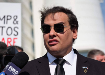 Justiça dos EUA adia sentença de George Santos; ex-deputado pediu para continuar com seu podcast