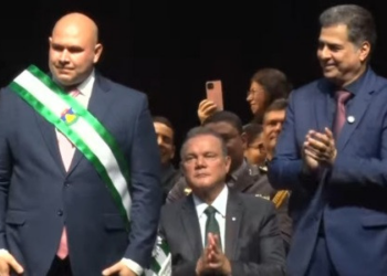 Empossado, Abilio recebe faixa de prefeito de Cuiabá de Emanuel Pinheiro