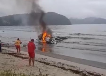 Avião cai em Ubatuba, no litoral de São Paulo