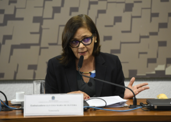 Embaixadora do Brasil na Venezuela comparece à posse de Maduro em Caracas