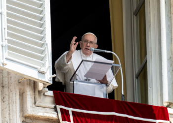 Vaticano aprova diretrizes permitindo que homens gays se tornem padres, desde que não façam sexo