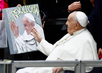 Homens gays podem ser padres desde que não transem, diz Vaticano