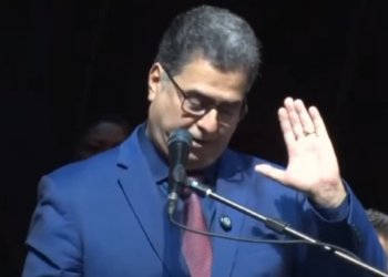 Emanuel é vaiado durante discurso na troca de faixa