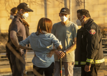 Príncipe Harry e Meghan Markle visitam vítimas de incêndio de LA