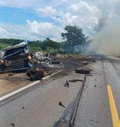 Motoristas morrem em batida entre carretas na BR-070; vídeo