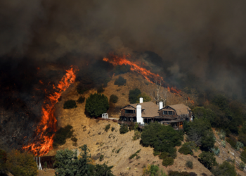 Bombeiros de Los Angeles correm contra o tempo para controlar chamas em meio a retorno de fortes ventos