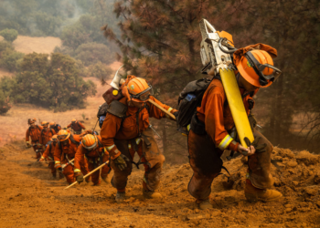 Califórnia usa detentos para reforçar combate a incêndios