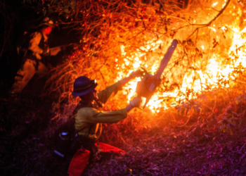 Sobe para 24 o número de mortos em onda de incêndios que atinge Los Angeles
