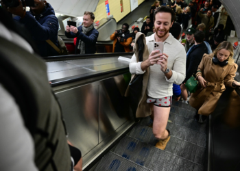 Sem calças e com roupas íntimas à mostra, passageiros andam de metrô em Londres