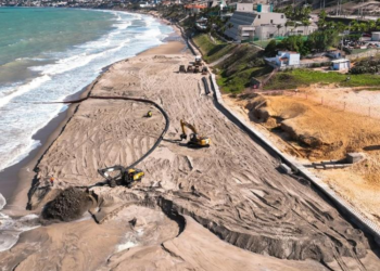 Praia em obras para alargar faixa de areia é alagada após chuvas em Natal
