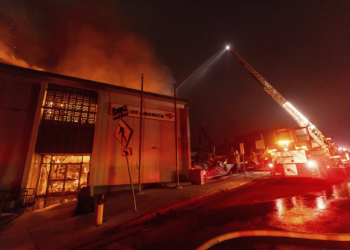 Mortos, deslocados e bairros inteiros destruídos: o impacto do pior incêndio da história de Los Angeles; INFOGRÁFICO