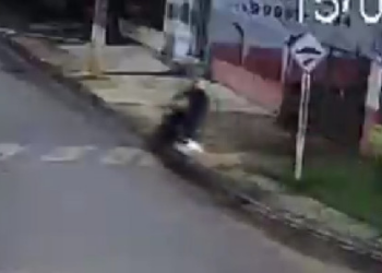 Motociclista tenta desviar de quebra-molas, bate em poste e morre; vídeo