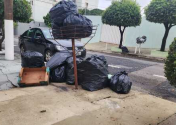 Moradores sofrem com falta de coleta de lixo