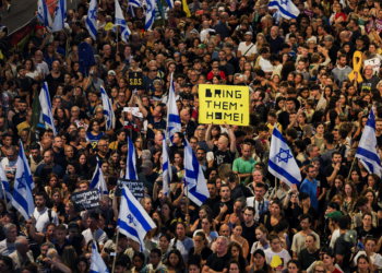À espera de reféns, familiares estão com nervos 'à flor da pele' em cessar-fogo considerado 'frágil'
