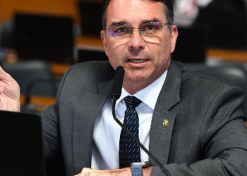 Flávio Bolsonaro pede R$ 60 mil de Haddad por acusações sobre 'rachadinha'