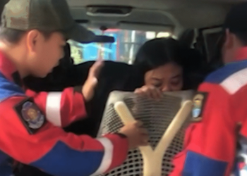 Jovem enrosca piercing do nariz em cadeira do trabalho e fica presa; vídeo viraliza