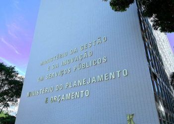 Publicada MP que recompõe salários de servidores federais