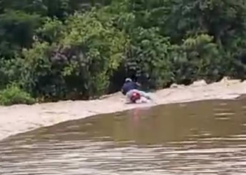 Motociclista é carregado por enxurrada em MT