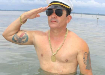 Deputado faz book de sunga em praia; veja fotos