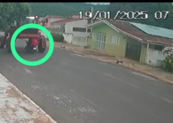 Jovem tenta passar com moto embaixo de máquina e garupa tem cabeça estourada