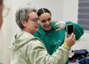 Refém libertada pelo Hamas perdeu dois dedos em ataque