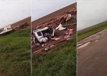 Casal morre e criança fica ferida após caminhão carregado com madeira capotar