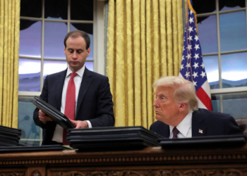 Trump ameaça impor tarifas de 25% sobre produtos importados de México e Canadá a partir de fevereiro