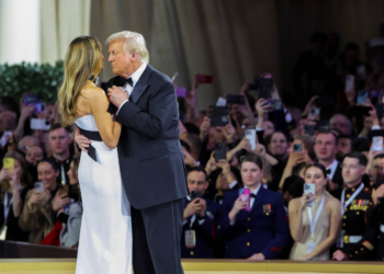 Trump vai a bailes após posse, agradece doadores e exalta ordens do 1º dia
