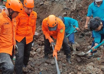 Ilha da Indonésia vive dia de caos e 16 pessoas morrem após deslizamento