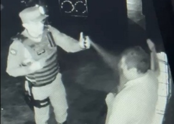 Policiais militares invadem casa noturna e jogam gás de pimenta em garotas de programa; veja vídeo