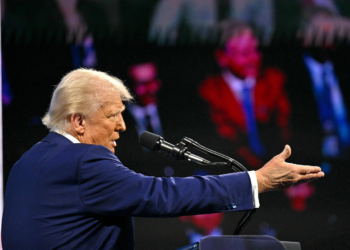 Em 1 mês, Trump tenta ampliar poderes executivos ao desafiar leis nos EUA