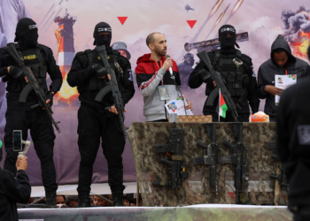 Hamas liberta nova leva de reféns após desfile com caixões de família Bibas