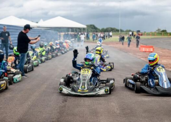Governador e pilotos fazem pré-teste da pista de kart do Parque Novo Mato Grosso