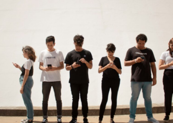 Pais “chatos” criam filhos melhores? O desafio de educar na era digital