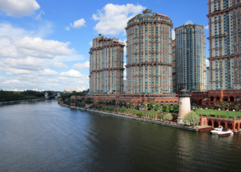 Explosão atinge prédio de luxo em Moscou