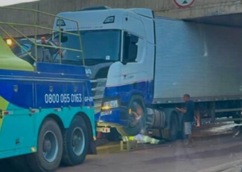 Carreta fica entalada em viaduto em MT