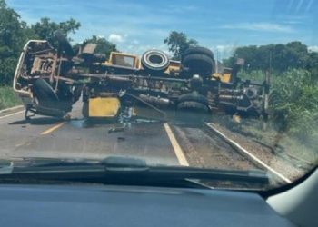 Motorista morre após caminhão tombar em MT