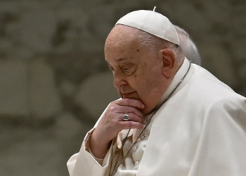 Aimda em estado crítico, papa não tem mais crise respiratória, mas ainda sofre de leve insuficiência renal, diz Vaticano