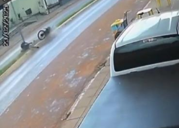 Homem bate moto em poste e morre; veja vídeo