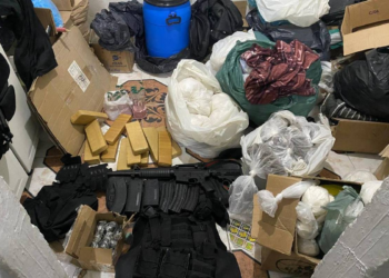 PM e PF encontram fuzil, granadas e droga em Paraisópolis, em SP