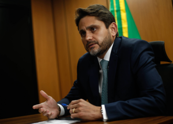 Ministro usou avião da FAB para voltar à praia após reunião com Lula