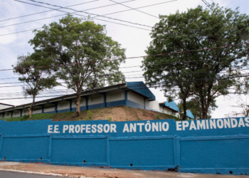 Vídeo mostra aluno autista sendo espancado em banheiro de escola em Cuiabá