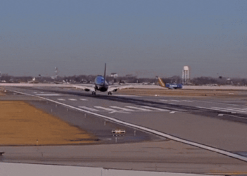 VÍDEO: Avião arremete para evitar colisão com jato que atravessava a pista nos EUA