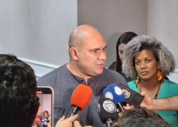 Abilio "ganha" hipertensão: "Sofrendo pra burro"; vídeo