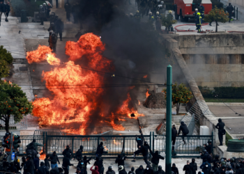 VÍDEO: Manifestantes atiram coquetéis molotov contra polícia em frente ao Parlamento grego