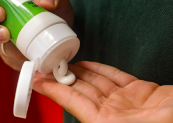 Como passar repelente e filtro solar para se proteger no Carnaval